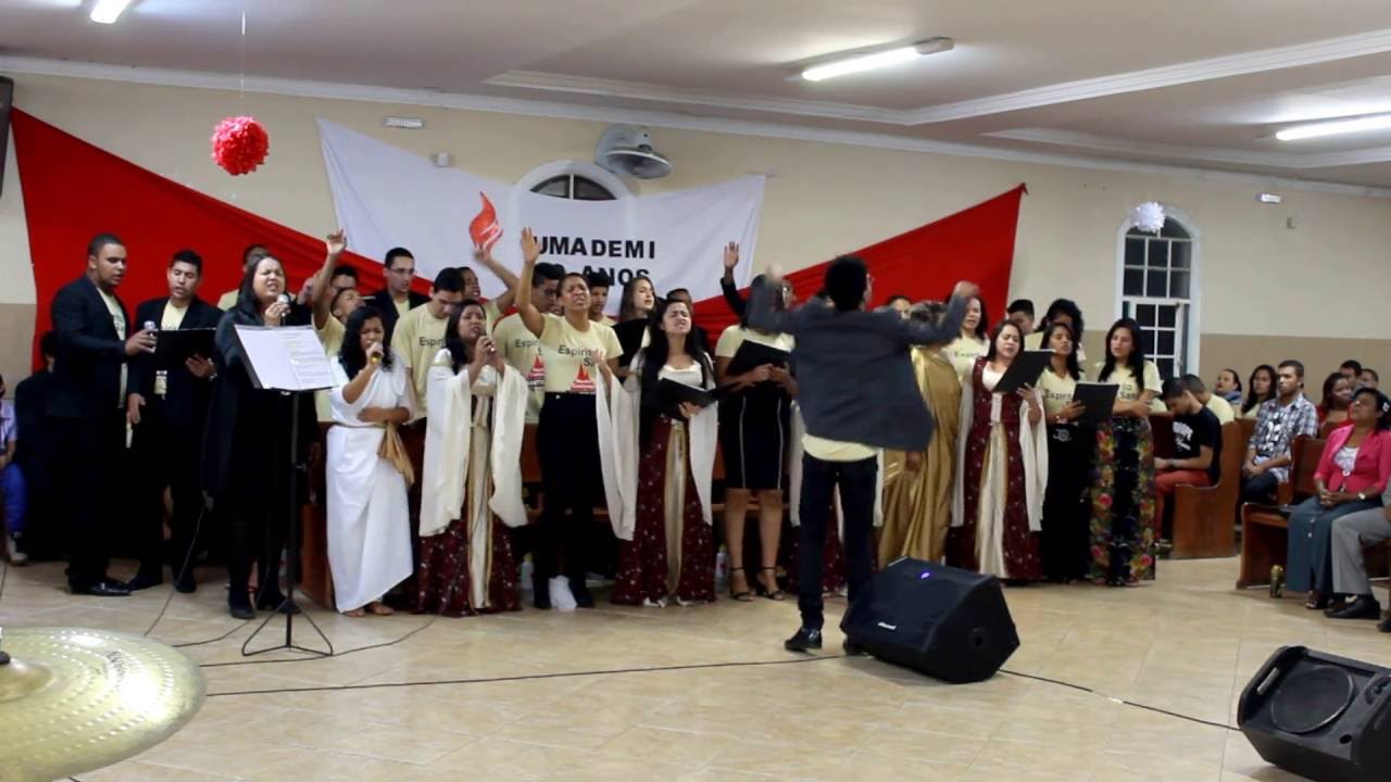 Jovens UMADEMI cantando Ele Vem (Sandra Pires)