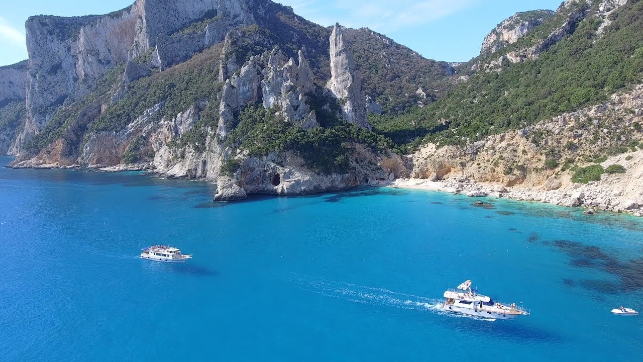 Fuorirotta Charter | Escursioni in barca lungo la Costa di Baunei (SARDEGNA)