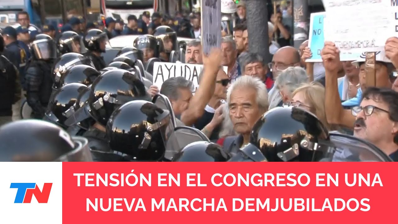 TENSIÓN EN LA MARCHA DE JUBILADOS: las fuerzas de seguridad aplican el protocolo antipiquetes