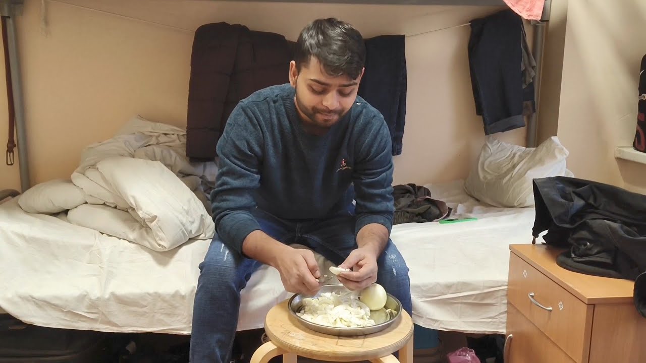 Aaj Pure 2 Mahine Baad Chicken Banaya || Russia Moscow 🇷🇺 Life Vlog ||