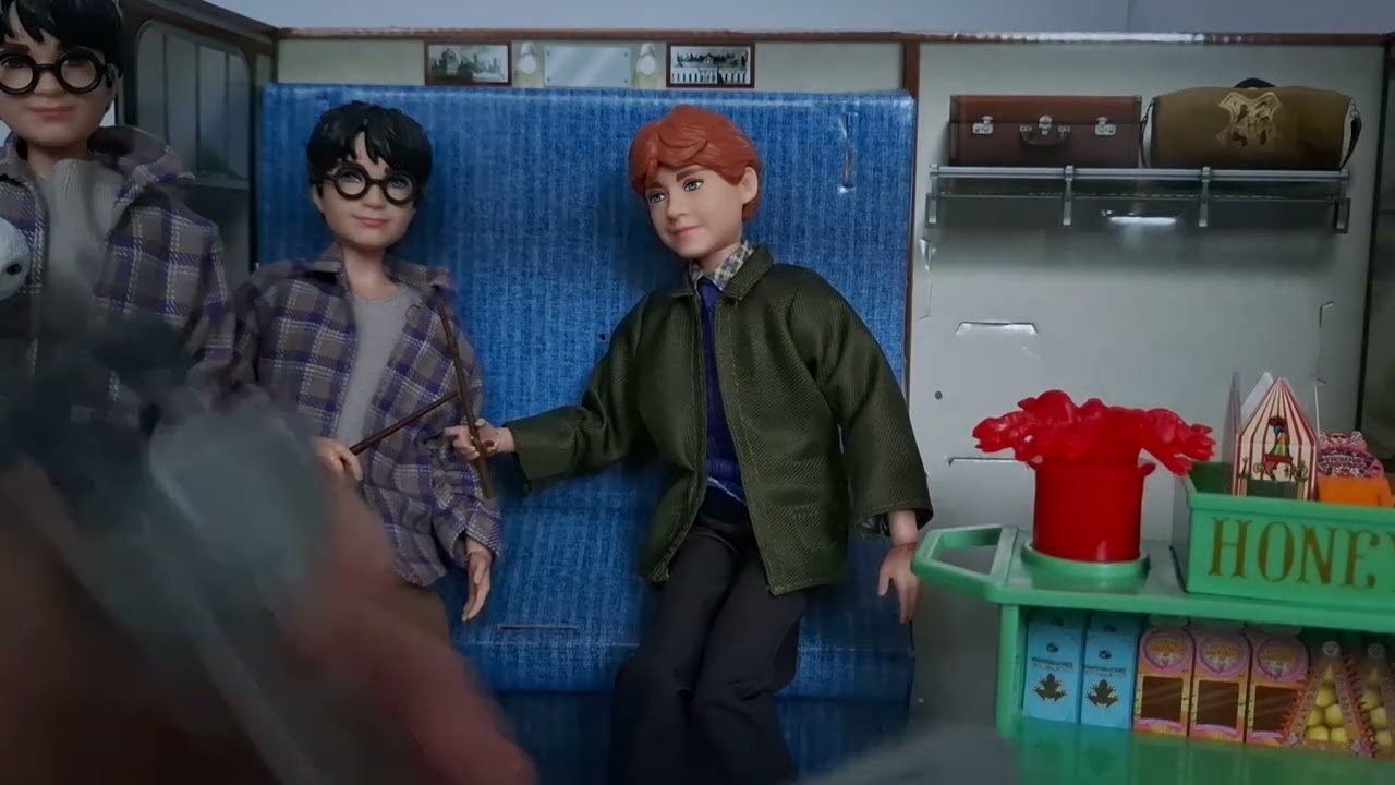 Unboxing Mattel Harry Potter and Ron on the Hogwarts Express set and sorting ceremony set