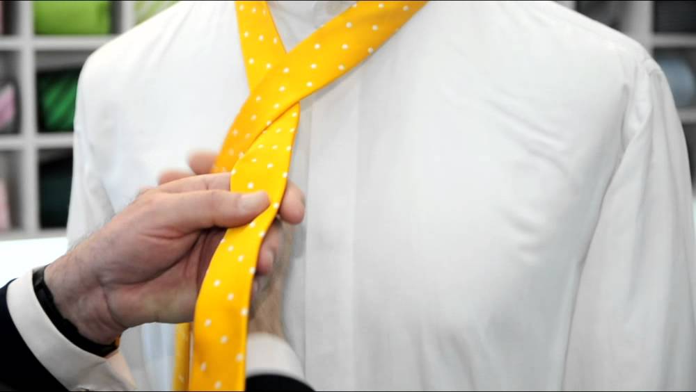 PROTOCOLO | EL PROTOCOLO DEL SABER VESTIR | CÓMO HACER UN NUDO DE CORBATA SIMPLE
