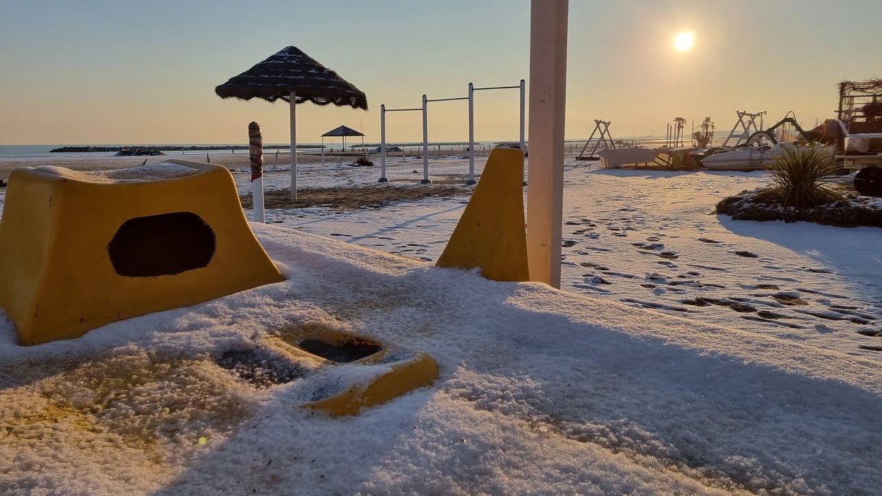 La spiaggia completamente congelata!!!Viserba. Rimini. 10 febbraio 2023.