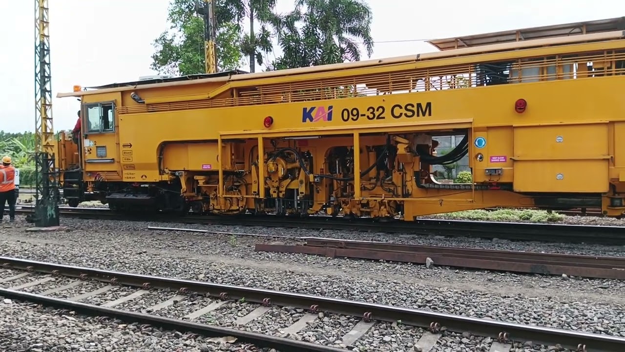 Momen langka Kereta plasser langsir di stasiun Kotalama Malang