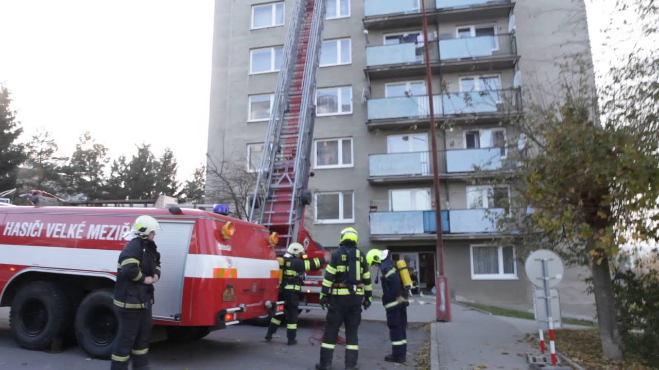 Zásah hasičů v 8. patře na Bezručově ulici