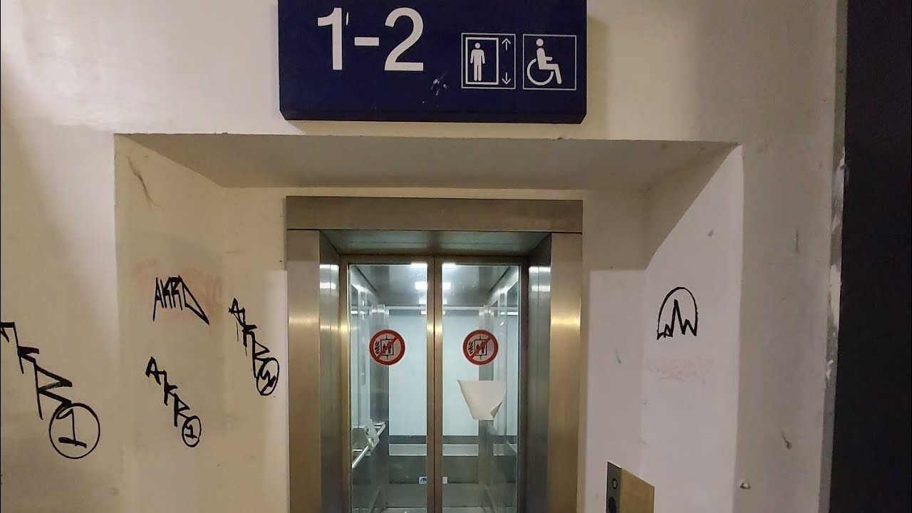 Kurz stecken geblieben im Schindler Glasaufzug in Bahnhof Bochum-Wattenscheid.