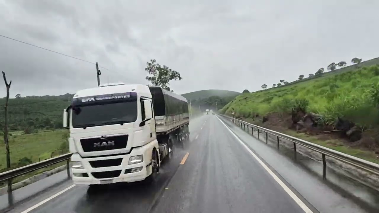 EP 092/26...Férias 025. Um Rio acompanha a rodovia. São João do Manhuaçu. 