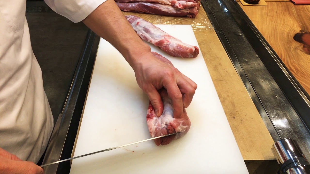 つがる豚ヒレ肉の下処理(津軽割烹の仕込み)