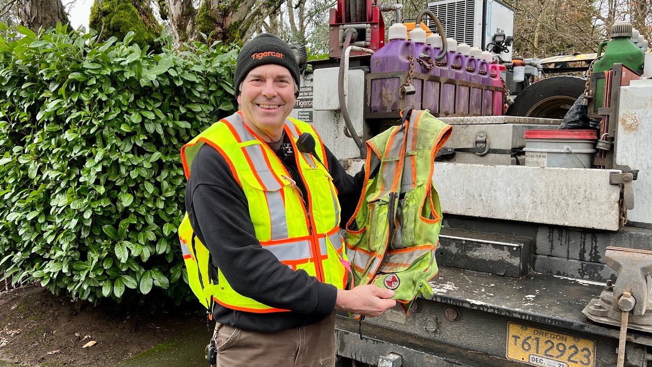 40+ Years I've Been A Logger & This Is The Best Hi-Vis Vest I've Owned (Showing What I Carry In It)