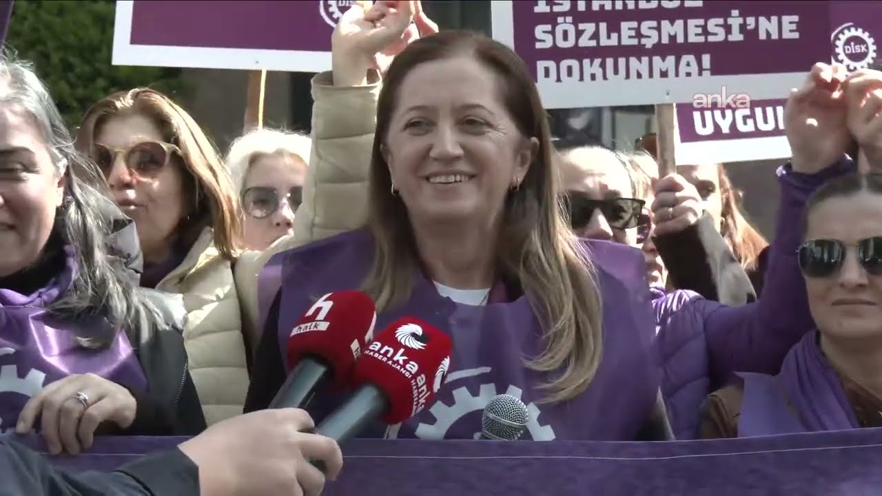 DİSK Genel Başkanı Arzu Çerkezoğlu, İzmir SGK Müdürlüğü önünde 8 Mart'a ilişkin açıklama yapıyor