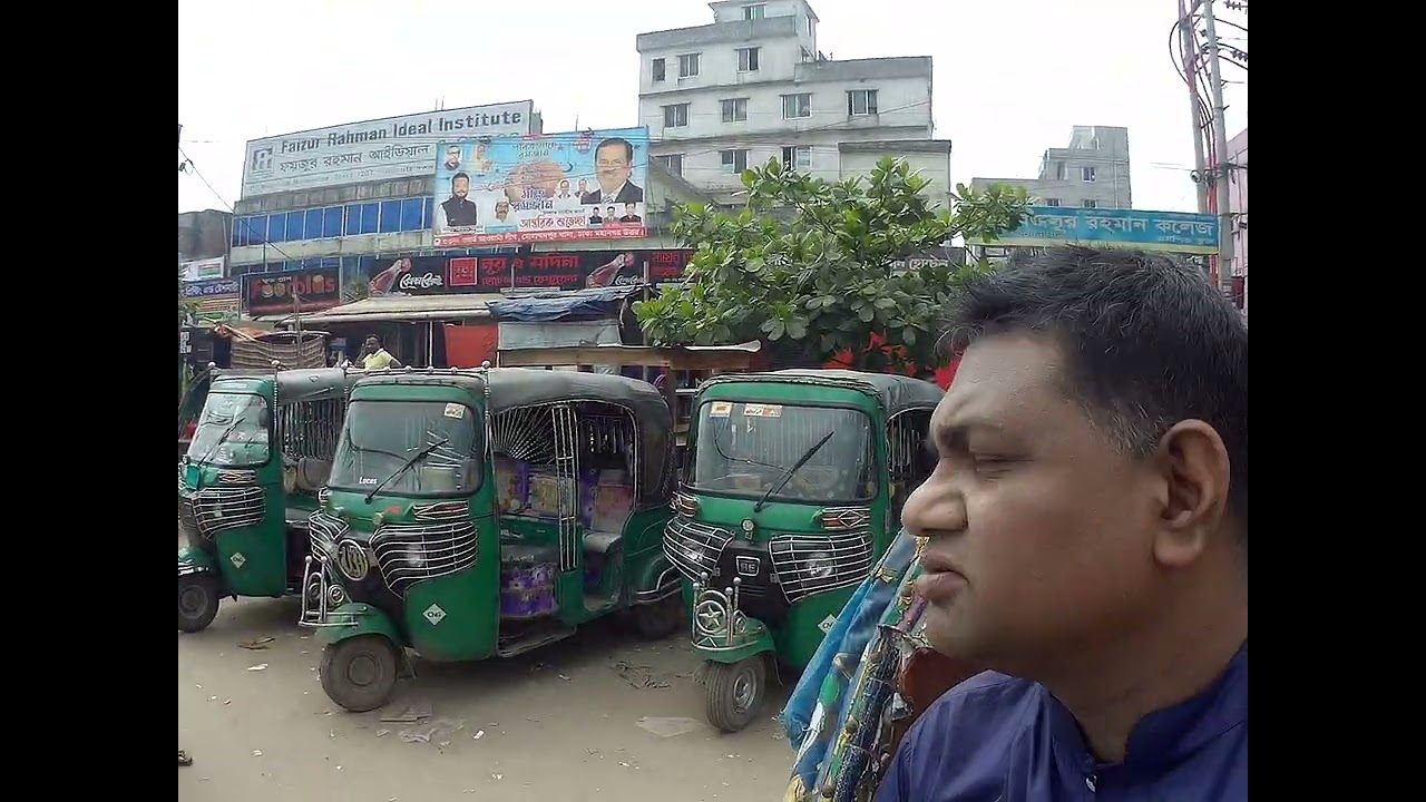 ঢাকা , মোহাম্মদপুর ( বেরিবাদ ) তিন রাস্তার মোড়ে , প্রচুর জ্যাম লেগে থাকে।প্রচুর গাড়ি অন্যদিক ফাখা।