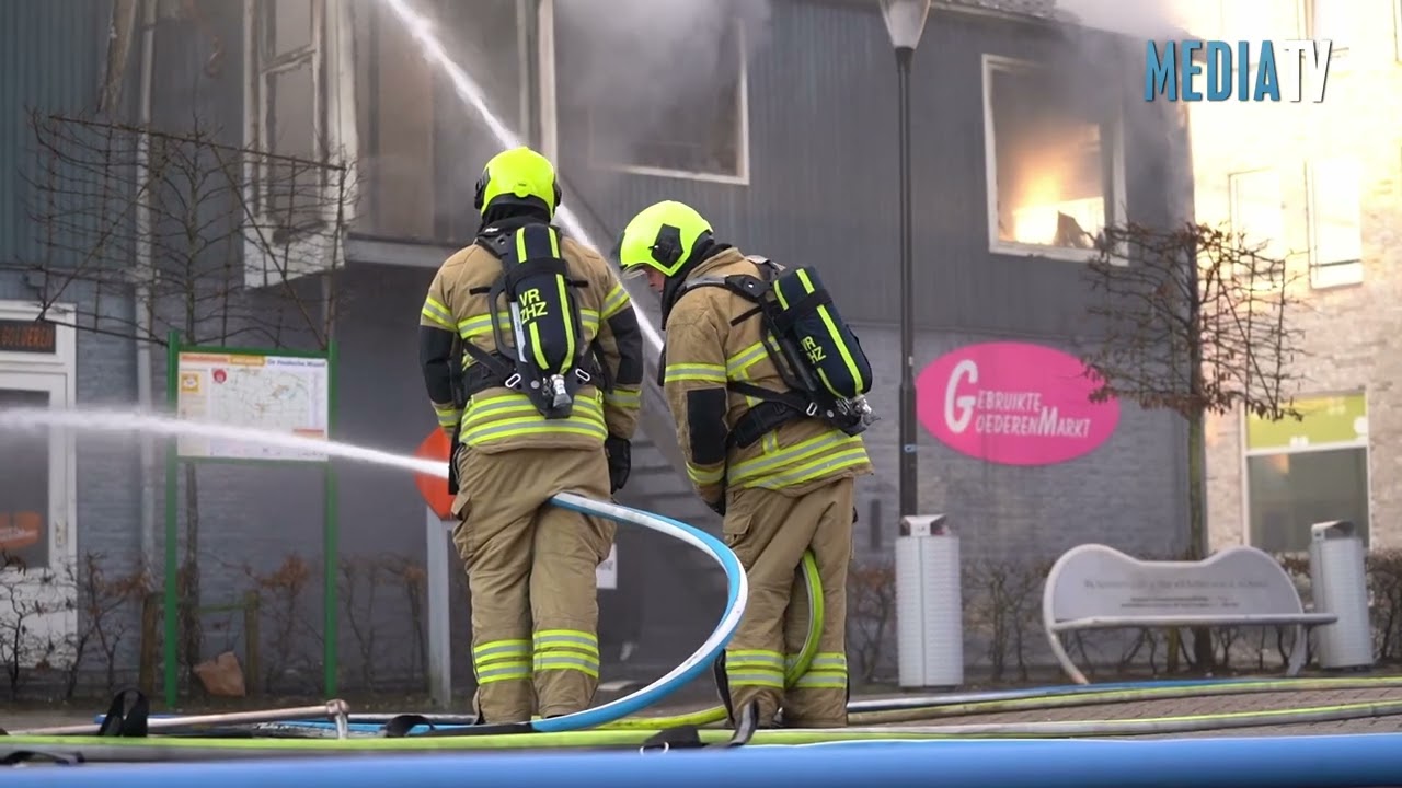 Zeer grote brand in twee woningen Voorstraat Klaaswaal