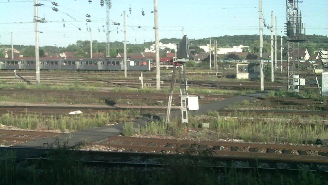 ENTREE EN GARE DE CREIL VERS PARIS : VUE DU MATERIEL SUR PLACE.