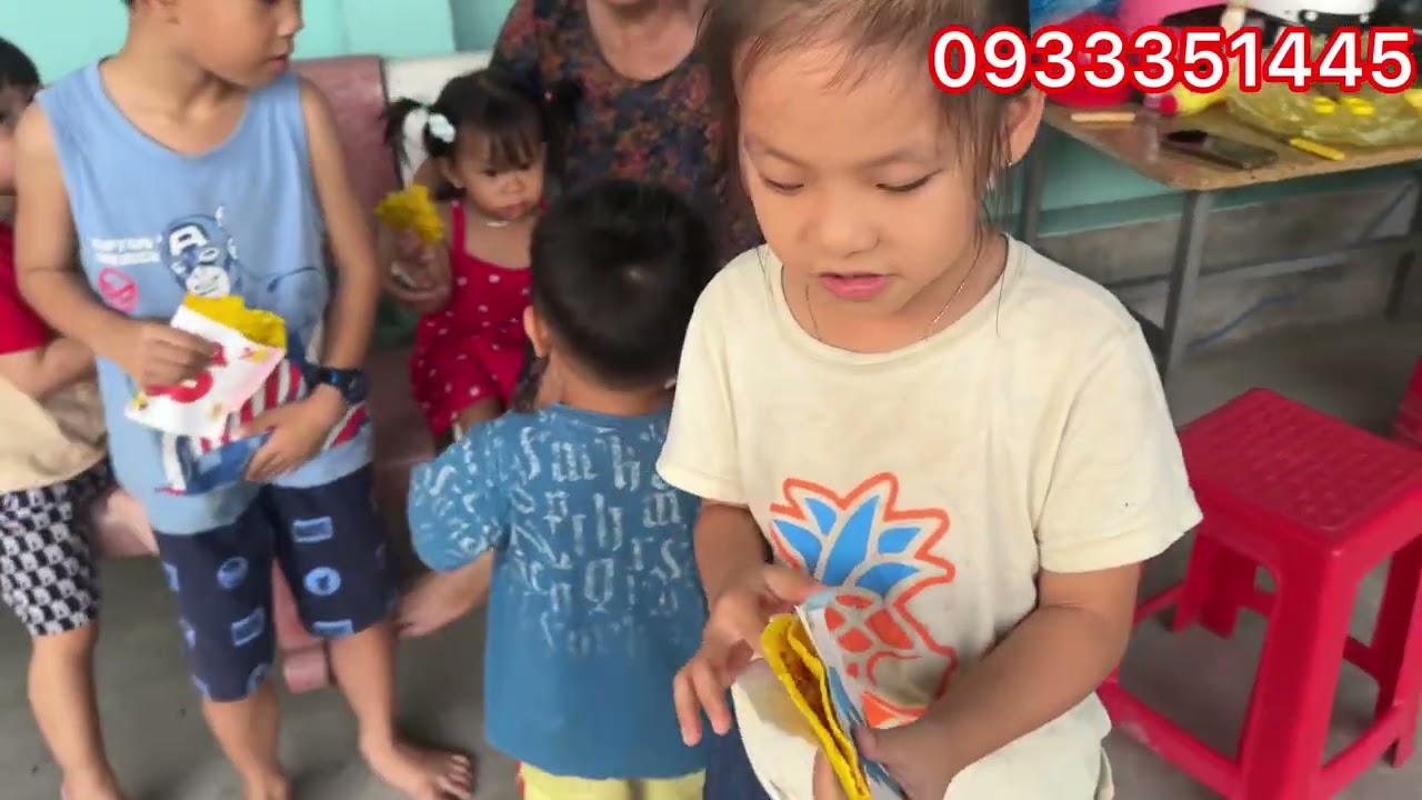  Tư cùng các em bé bỏng bướng bánh tráng vui nhộn ||chị gái UtMini 