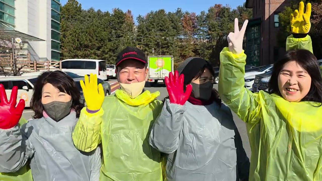 우비를 거꾸로 입는 사람들