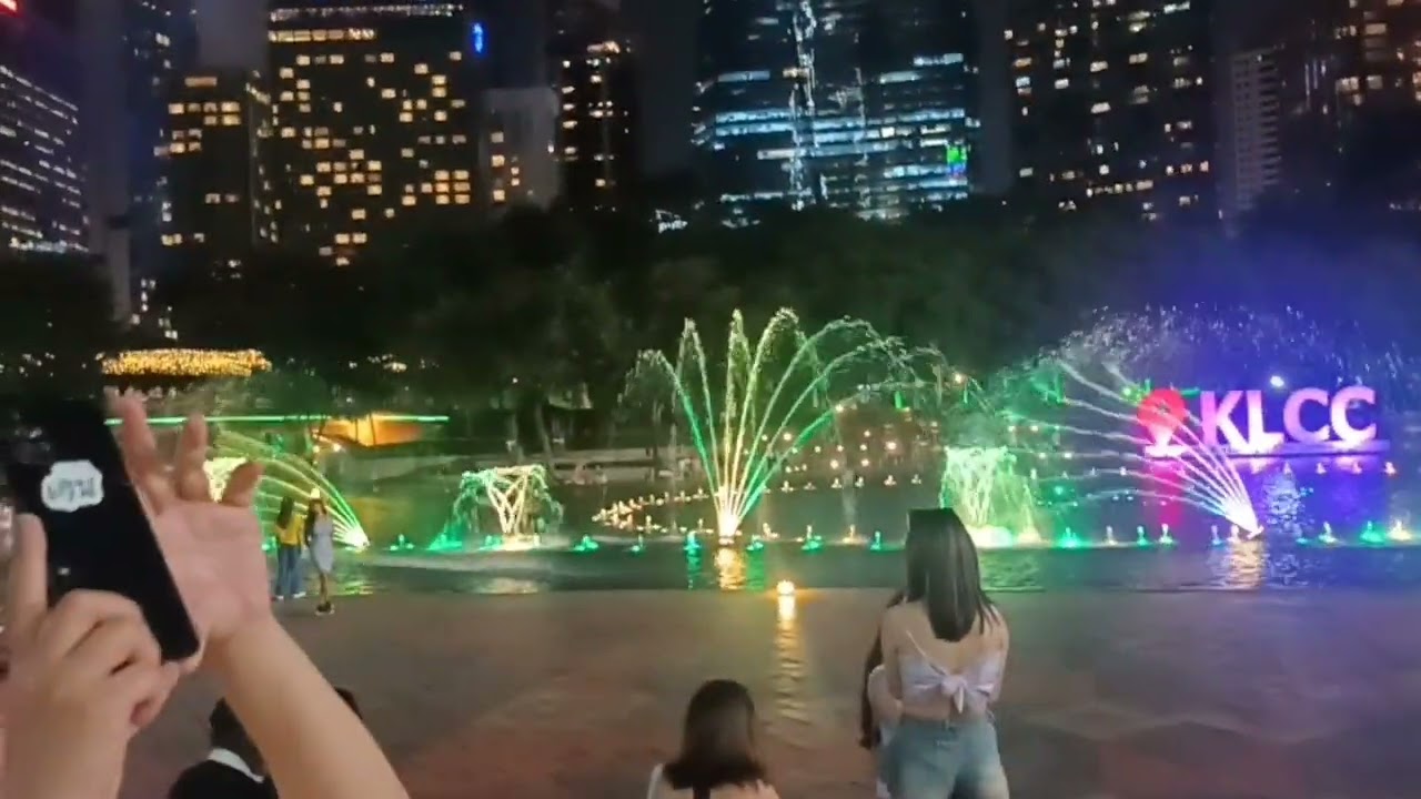 Dancing fountain #klcc #petronastwintowers  #kualalumpur #malaysia #everyone #travel 