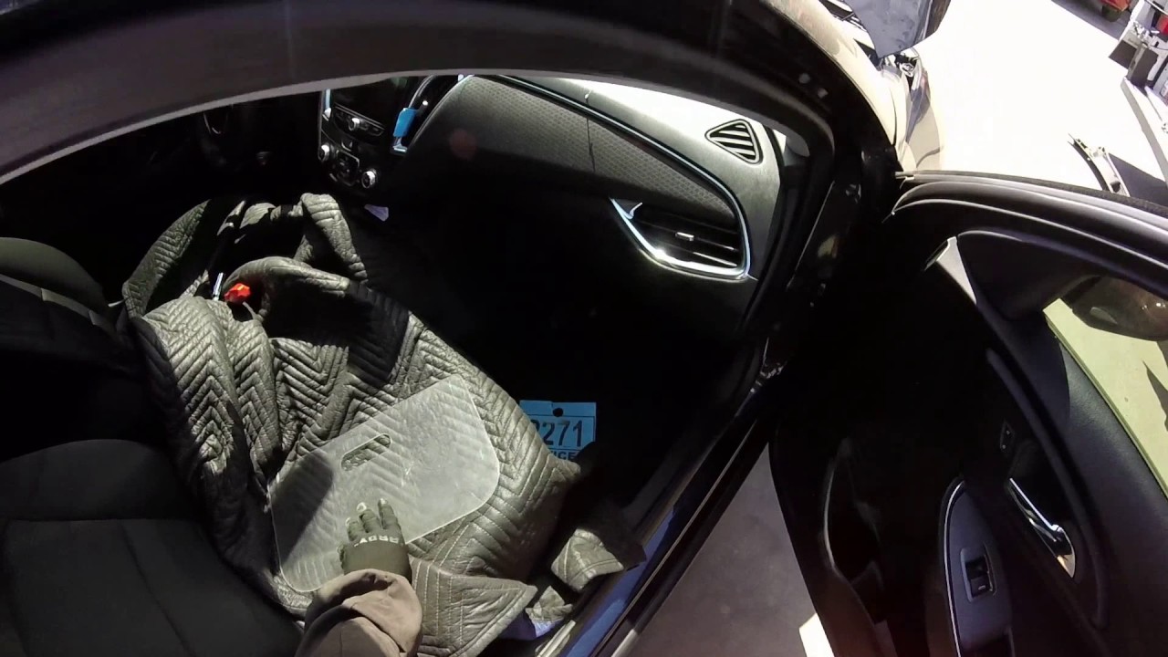 2016 CHEVY MALIBU REMOVING WINDSHIELD( desmontando parabrisas)