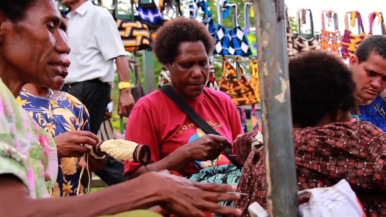 'Bilum mamas' weave bags, earn incomes for families in Papua New Guinea