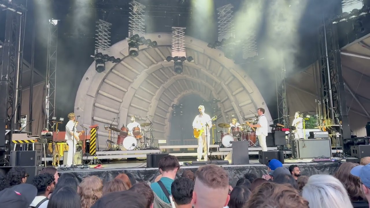 VAMPIRE WEEKEND CoverThe Killers, Arctic Monkeys, Springsteen, Neil Young, The Specials, ABBA, AC/DC