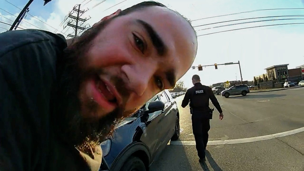 Wściekły kierowca wyciąga broń i natychmiast otrzymuje karmę