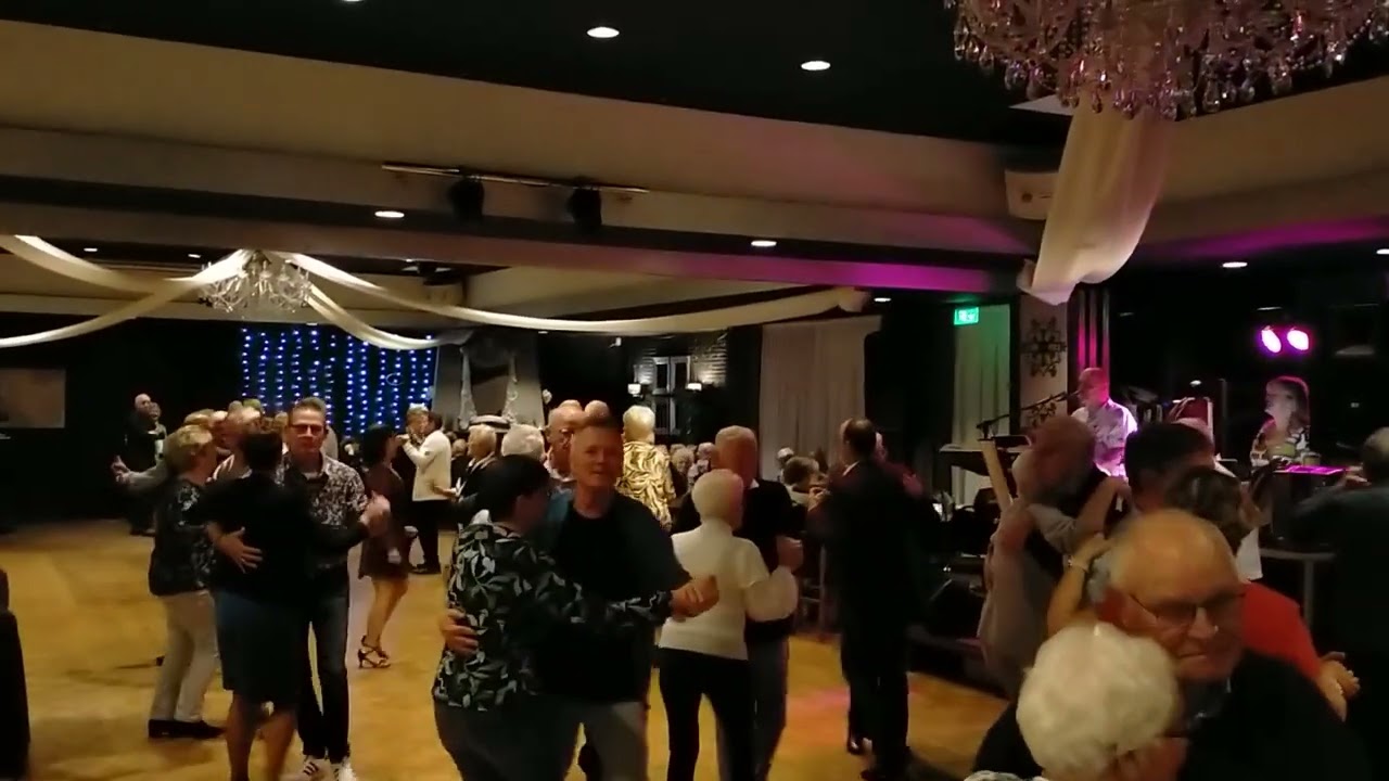 De Bosparel in Bakel elke Zondag dansen met live orkesten. Kijk op de agenda van de Bosparel.
