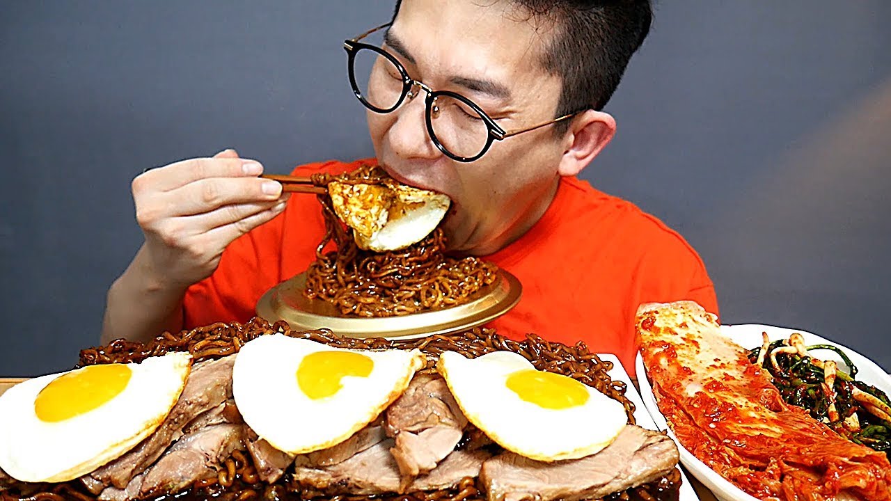평범한건싫다!배고파!배고파! 짜짜로니(black bean noodles)4개에 족발토핑 팍팍 먹방 REAL SOUND MUKBANG EATING SHOW