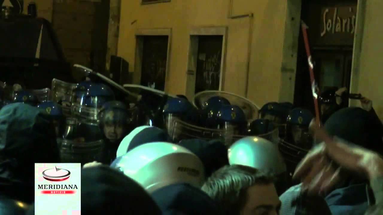No Tav, scontri con le forze dell'ordine Sede del Pd presa d'assalto, ferito un ragazzo