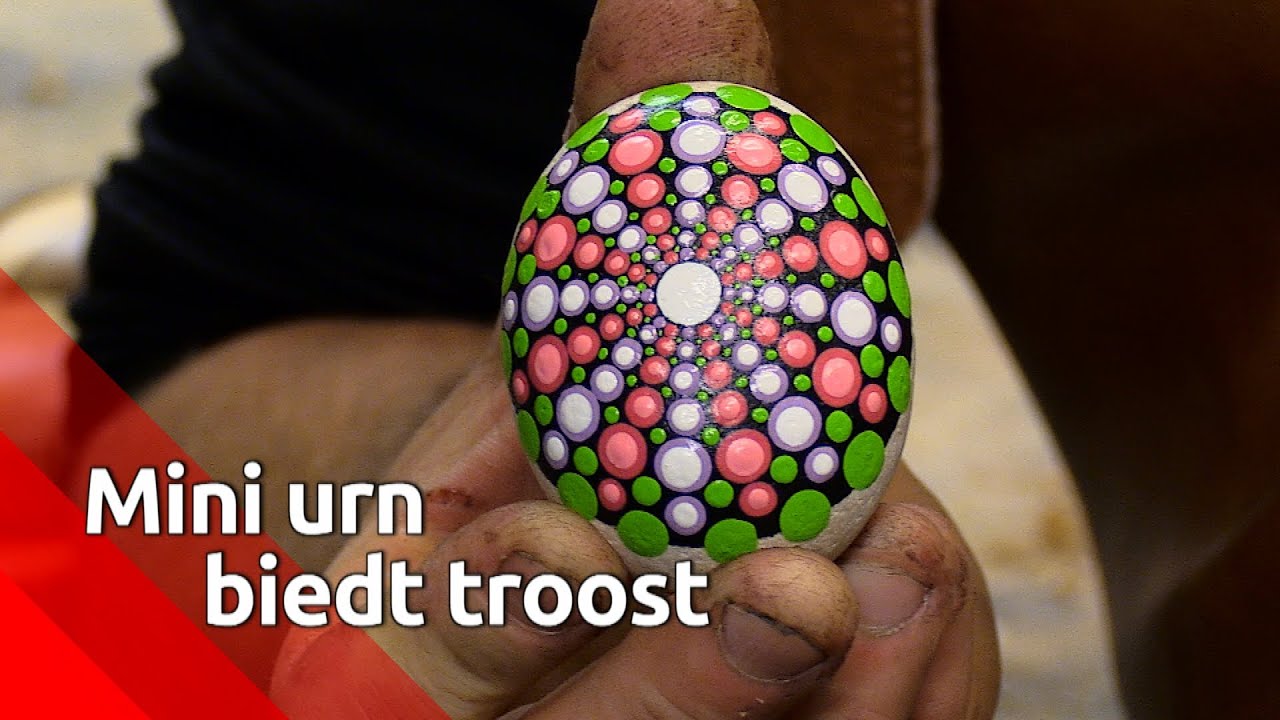 In de mini-urn die ontwerper Harm bedacht, kan as maar ook een plukje haar