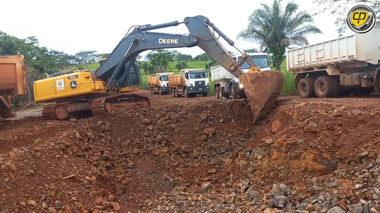 ESCAVADEIRA 350G JOHN DEERE NO CARREGAMENTO DE PEDRAS PARA ARRUMAR ATOLEIROS/Excavator/PC.