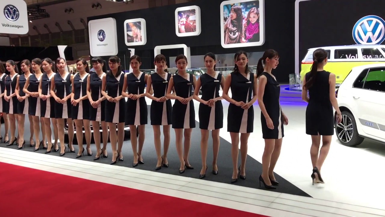 VWブースのコンパニオンはモデル系美女が勢揃い！【東京モーターショー2017】