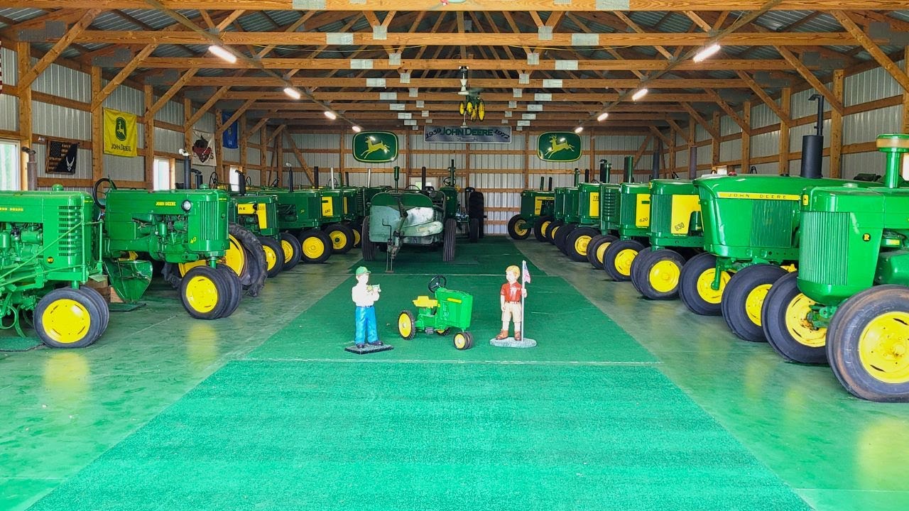 Удивительная коллекция старинных тракторов John Deere!