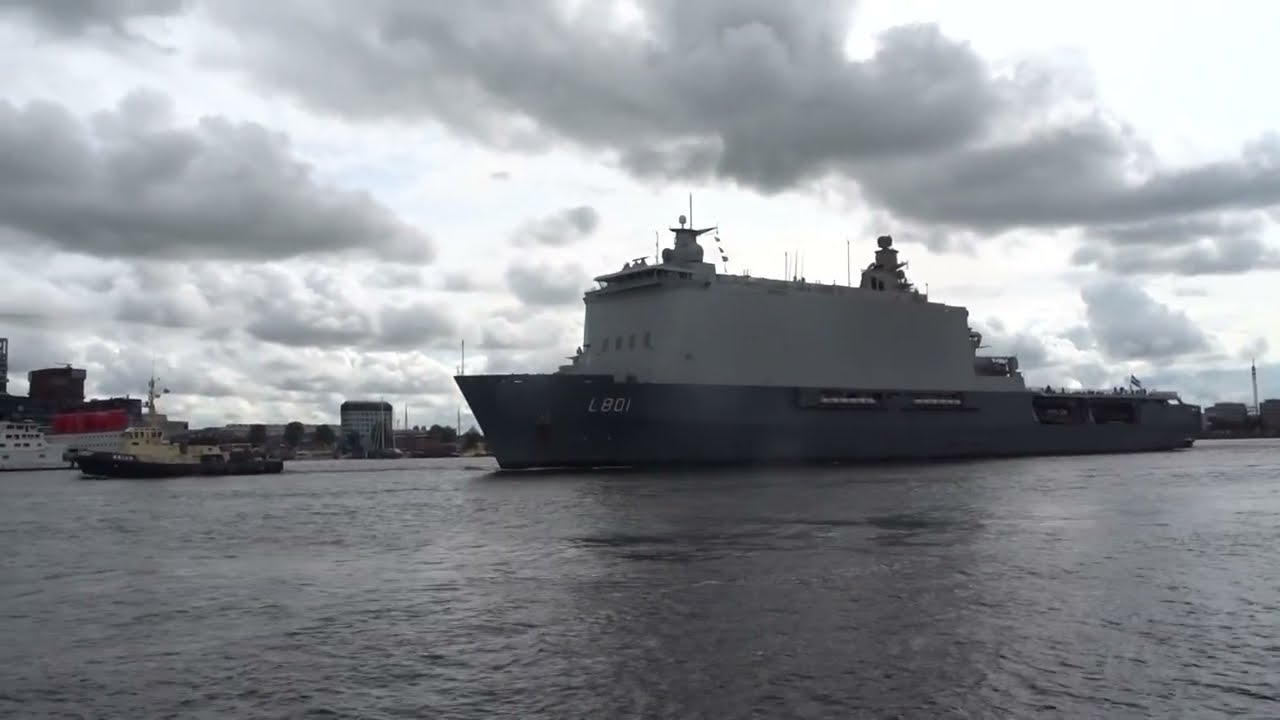Marineschip Zr.Ms. Johan de Witt verlaat Amsterdam na bezoek Zeehavendagen