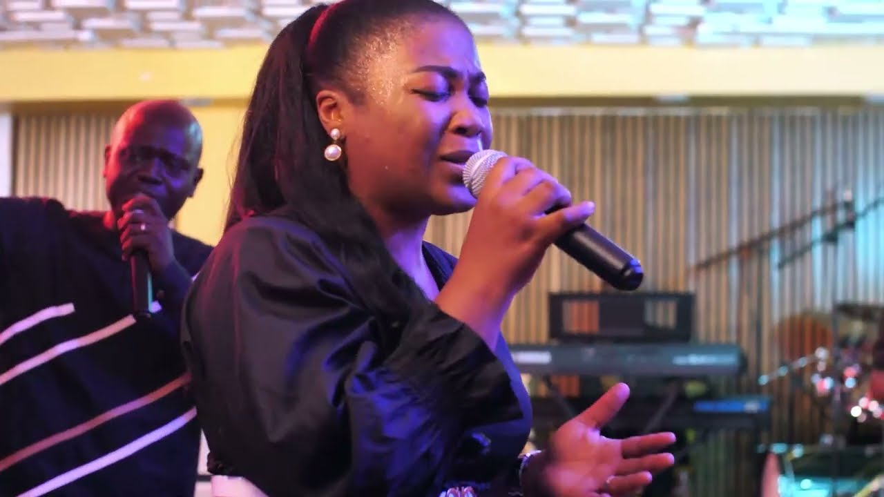 Stand Up In Worship avec   Thenella
