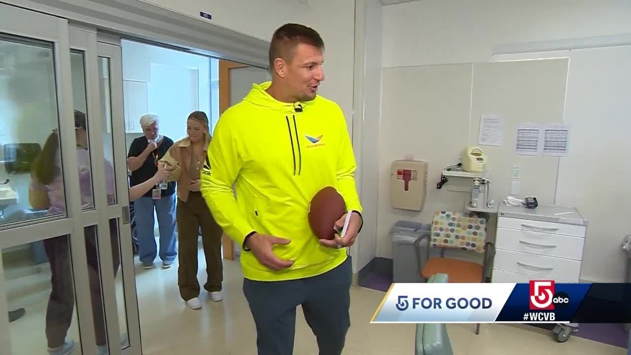 Rob Gronkowski, Camille Kostek visit kids at Boston Children's Hospital ahead of Thanksgiving