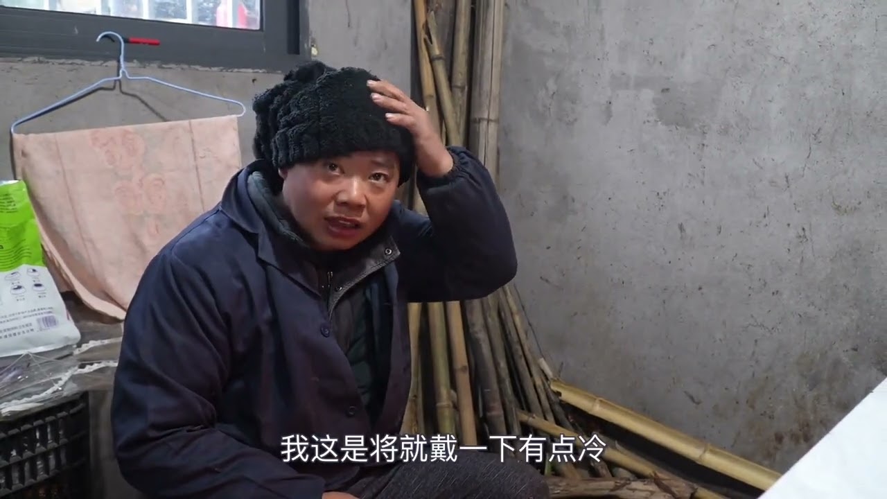 腊鸭子做好了，阿英砍半边和姜丝蒜苗爆炒，腊味十足，越啃越香 #我的乡村生活 #乡村美食 #腊鸭子 #家乡特色 #年货必备