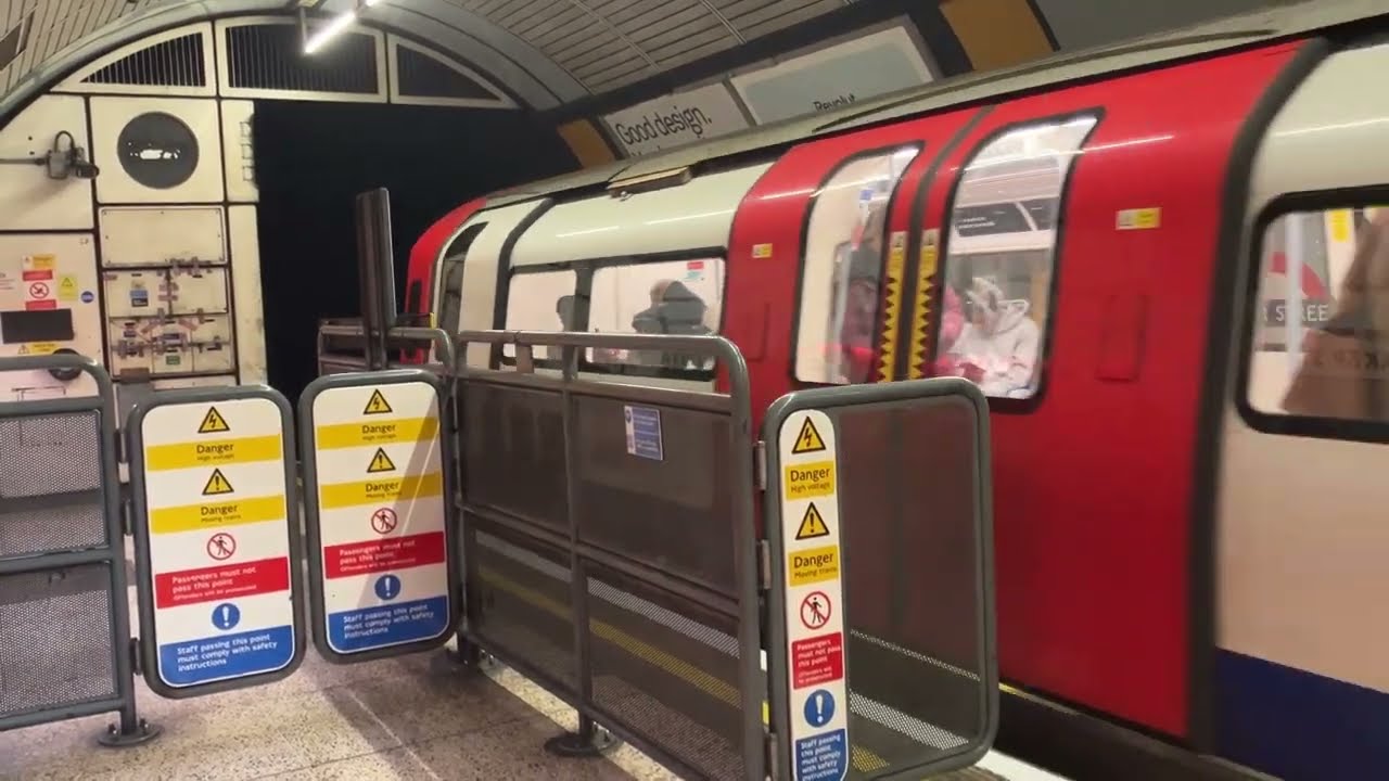Jubilee Line 1996 stock Train departing Baker Street   26th October 2025