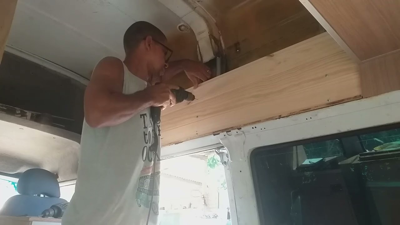 Kombi teto alto e forro de madeira 