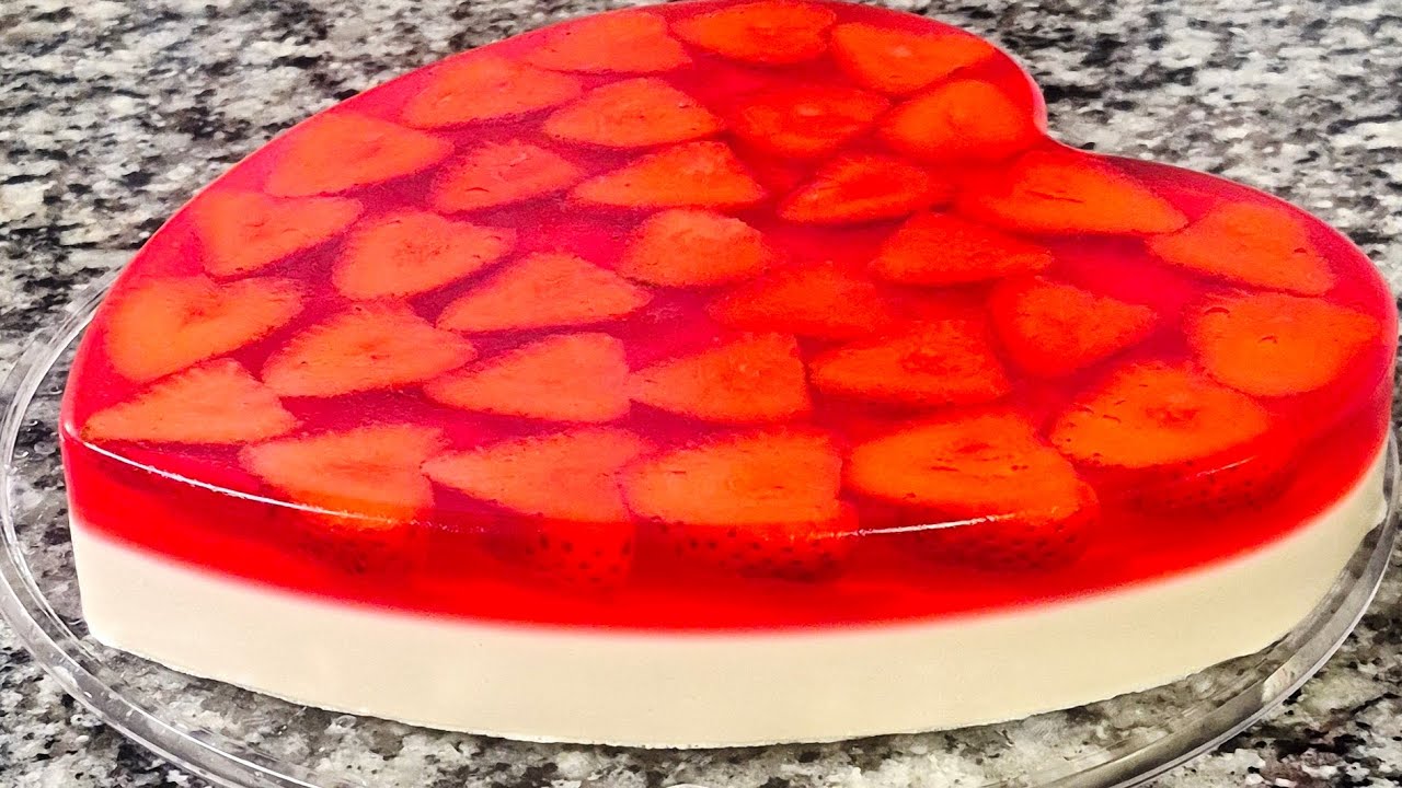 GELATINA  de CORAZON con fresas encapsuladas y TRES LECHES