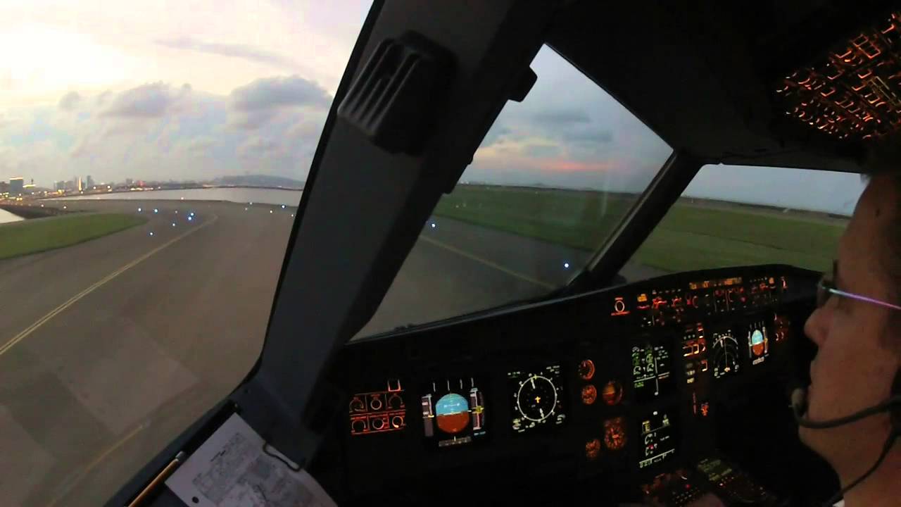 Macau Runway 16 - dusk approach (2x speed)