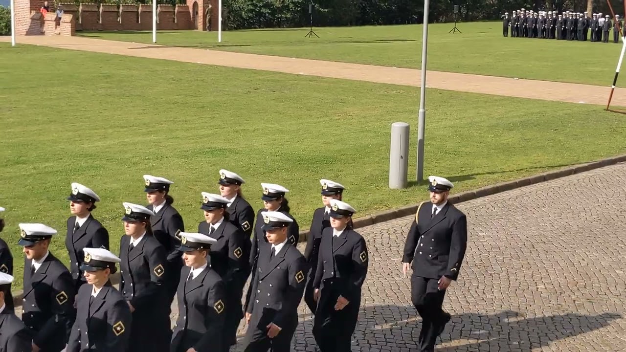 Lehrgangsabschlussmusterung Crew 22 Marineschule M&uuml;rwik 22.09.2023 Ausmarsch
