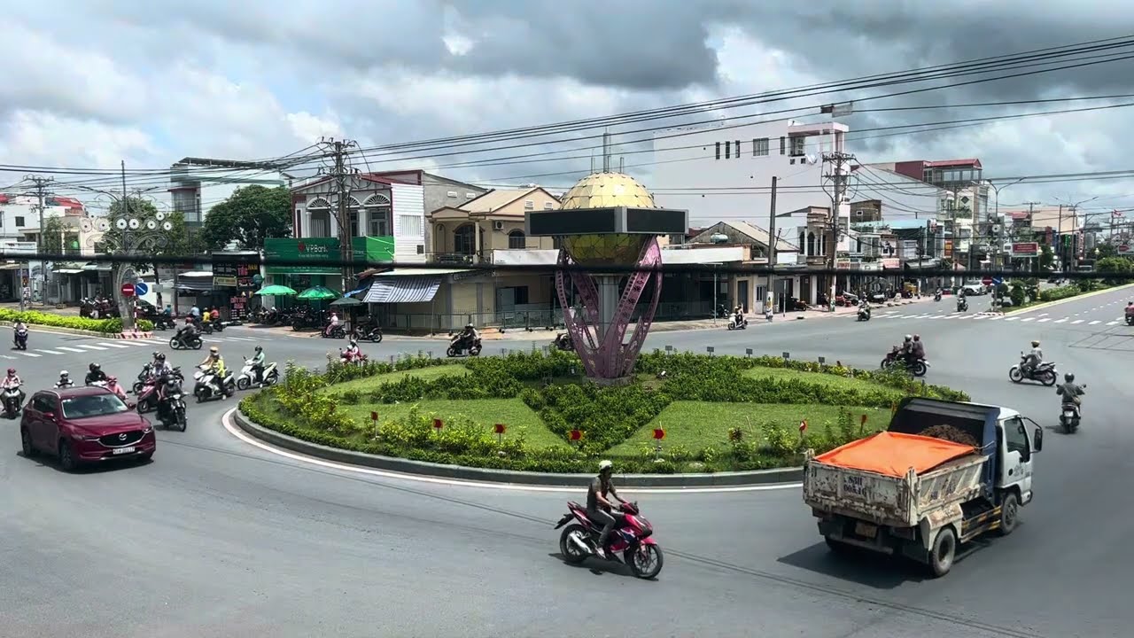 Mây Đen Xuất Hiện Giữa Bầu Trời Xanh Mát