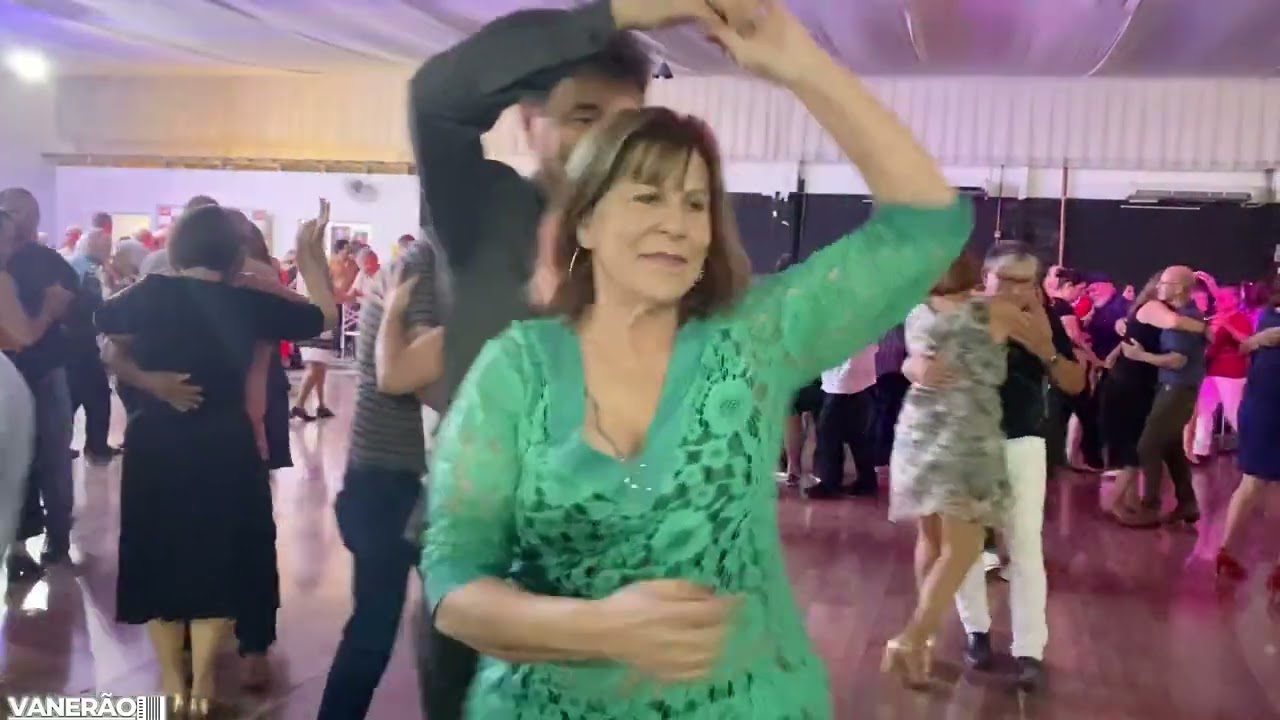 É no embalo do arrasta-pé ! Grupo Vanerão