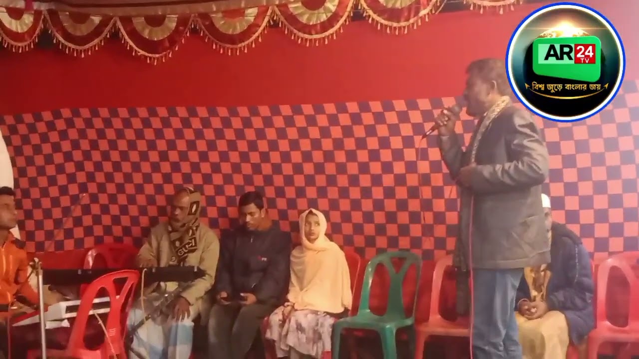 বাউল শিল্পী মুসলিম সরকার তার মধুর কন্ঠে গান। 