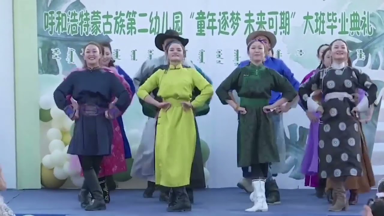 太燃了！内蒙古幼儿园毕业典礼家长集体献舞，网友：赶紧报班，没点才艺都不好意思做家长！