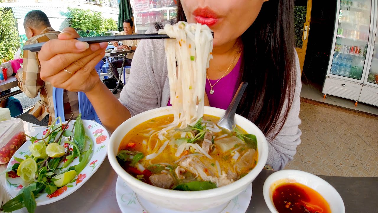 Beef Soup Noodle - Pho  - Takhmao Street Food For Breakfast - Cambodian Street Food