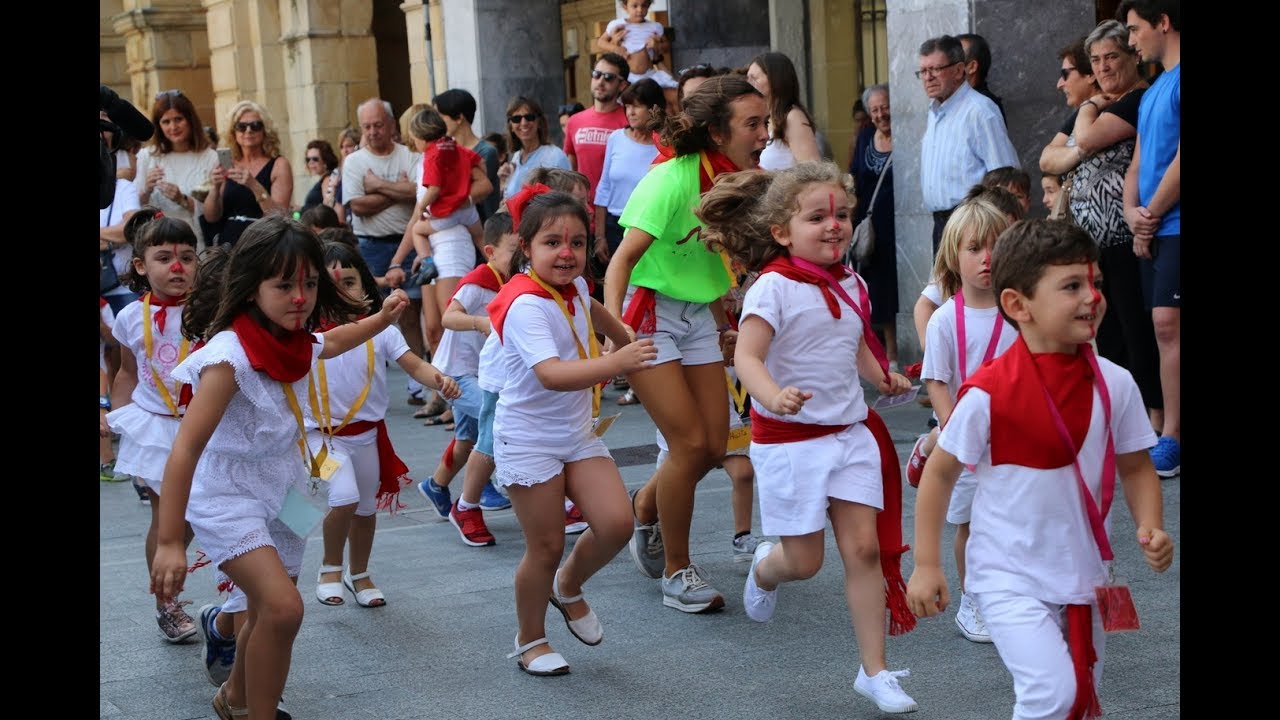 Uztaila Jolaseaneko haurrak San Fermin Txikiko entzierroan