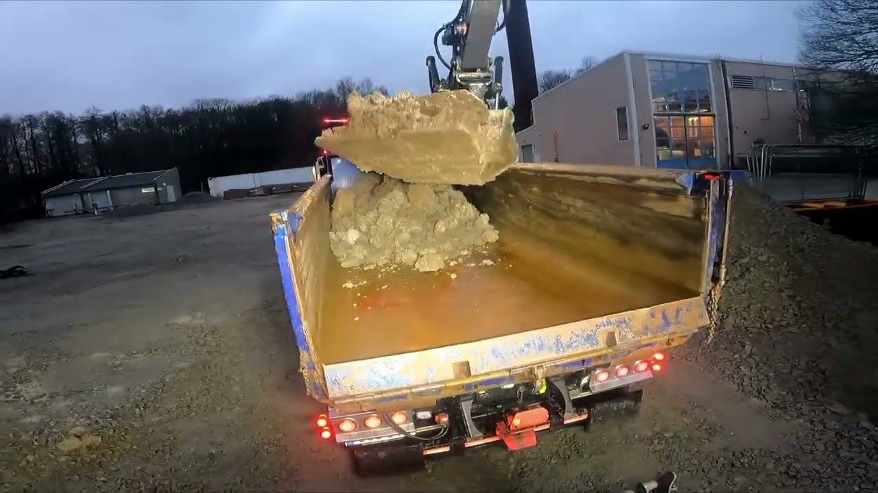 Loading mud on a scania truck with a volvo ewr170e digassist steelwrist x20