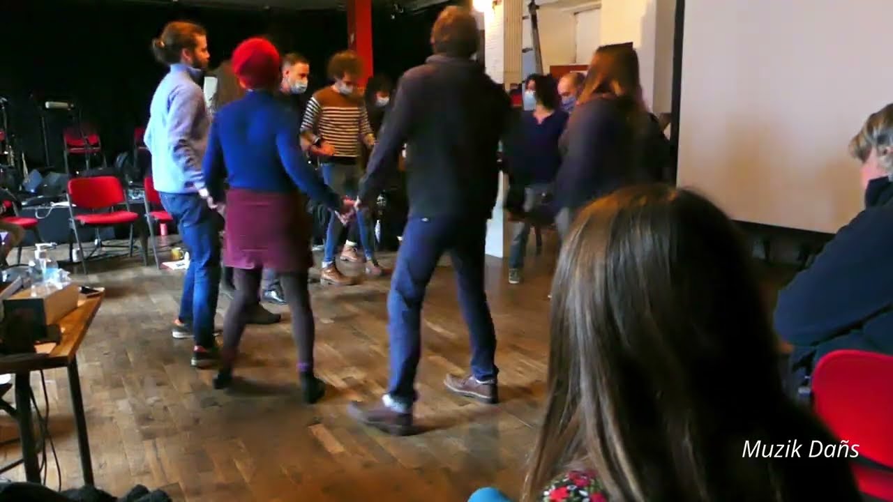Danse bretonne : ridée-rond de Pluherlin chantée par Gilbert Bourdin et la KBA#8 (Ba'n dañs)