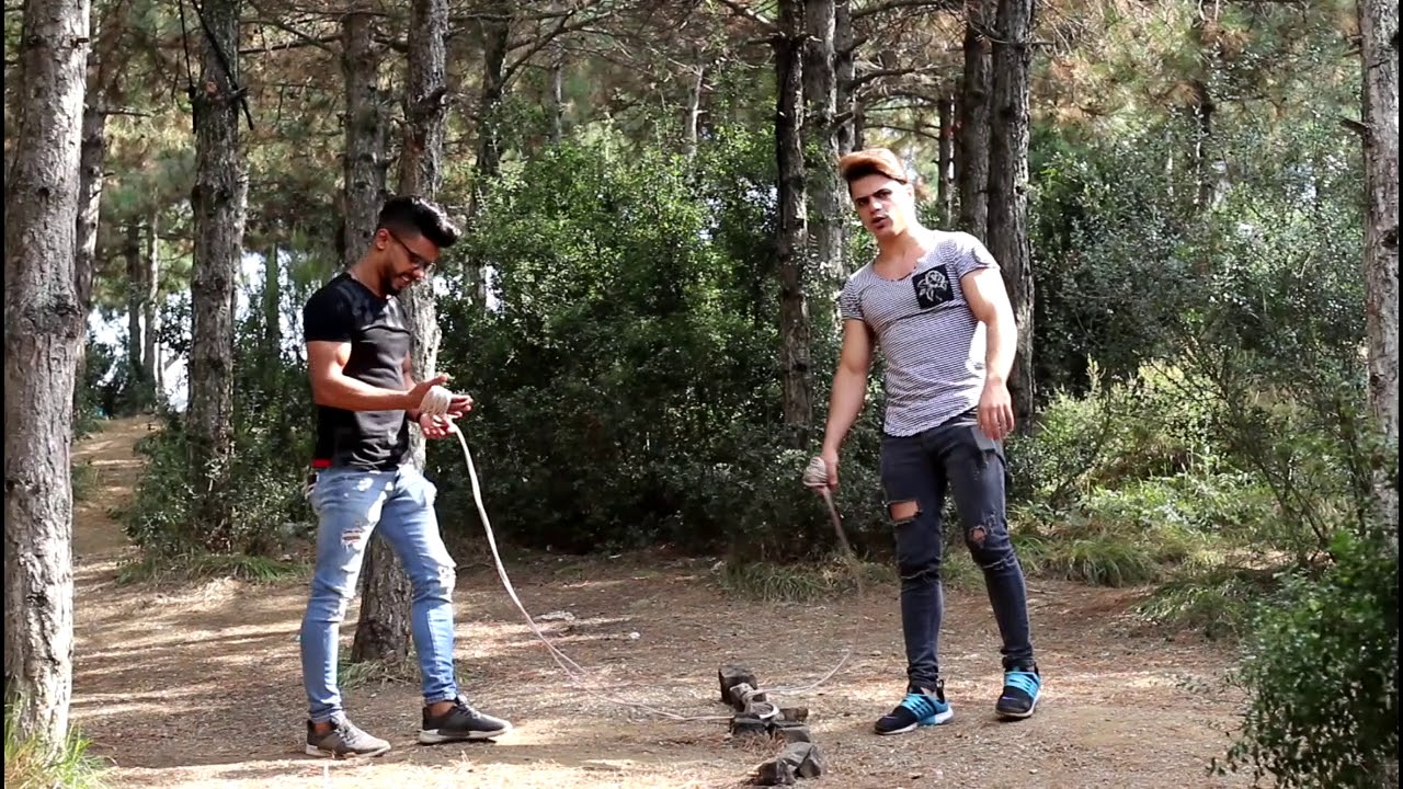 تحدي شد الحبل في الغابة