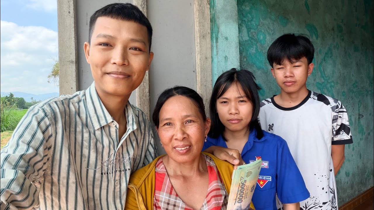 Tới trao tiền cho chị Hà tội nghiệp 